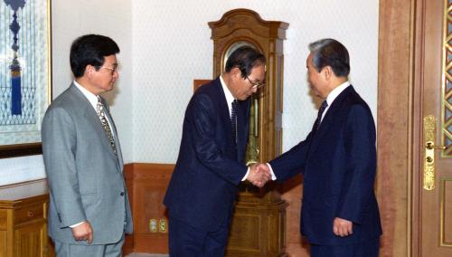 김영삼 대통령 신한국당 당직자와 조찬 이미지