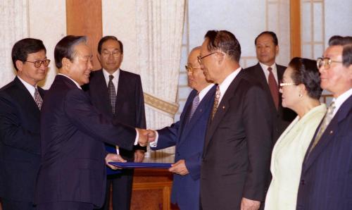 김영삼 대통령 신한국당 상임고문 및 당무위원 임명장 수여식 이미지