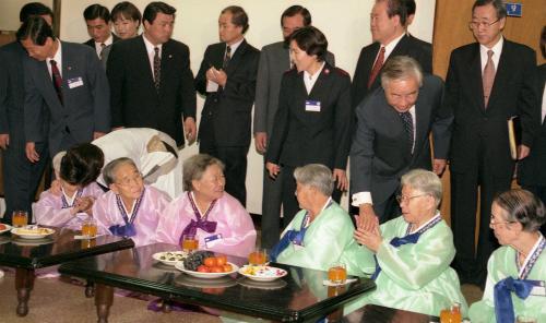 김영삼 대통령 과천양로원 방문 이미지