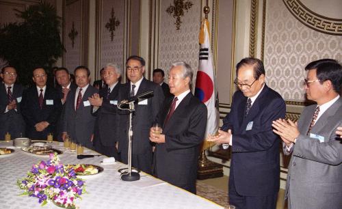 김영삼 대통령 신한국당 국책자문위원 접견 이미지