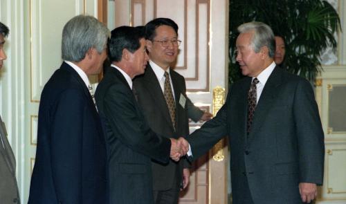 김영삼 대통령 아시아태평양경제협력기구(APEC) 회원국 중견언론인 접견 다과회 이미지