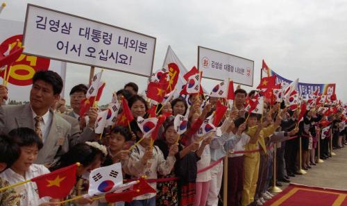 김영삼 대통령 베트남 하노이 공항 도착 이미지