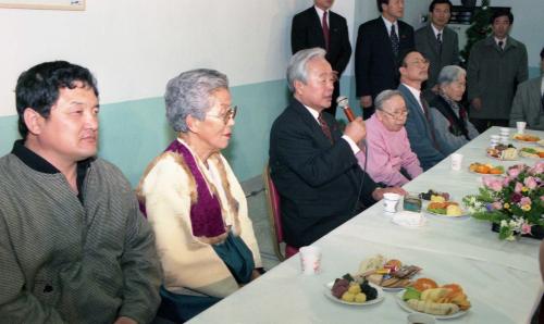 김영삼 대통령 노원구 홍파복지원 방문 이미지