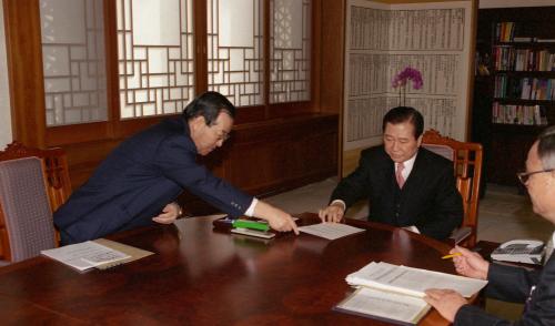 김대중 대통령 김종필 국무총리 서리 보고 청취 이미지