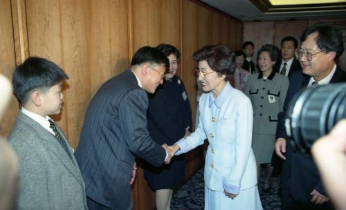 김대중 대통령 부인 이희호 여사 런던 한ㆍ학 교사 접견 이미지