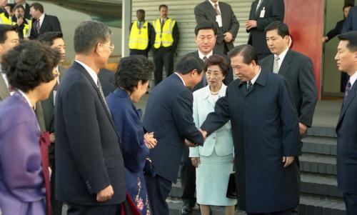 김대중 대통령 런던 히드로공항 출발 이미지