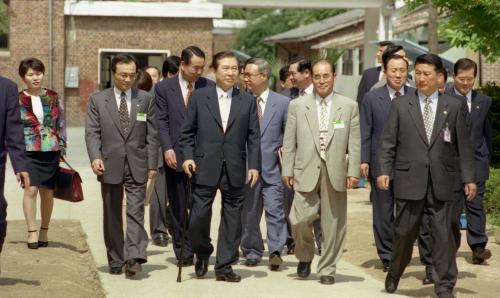 김대중 대통령 실업고등학교 방문 이미지