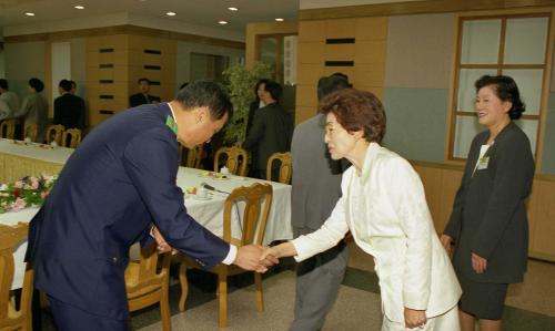 김대중 대통령 부인 이희호 여사 서울시 현장 격무직원 격려 이미지