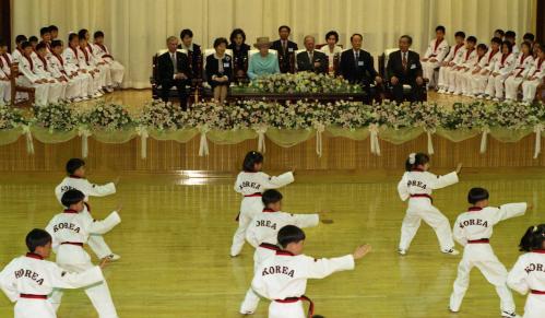 엘리자베스 2세 영국 여왕 미동초등학교 방문 이미지