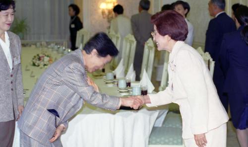 김대중 대통령 부인 이희호 여사 최은희 여기자상 수상자 초청 만찬 이미지