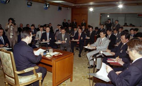 김대중 대통령 정례 기자 간담회 이미지