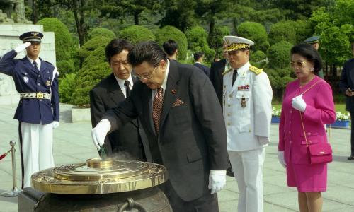 조셉 에스트라다 필리핀 대통령 국립묘지 참배 이미지