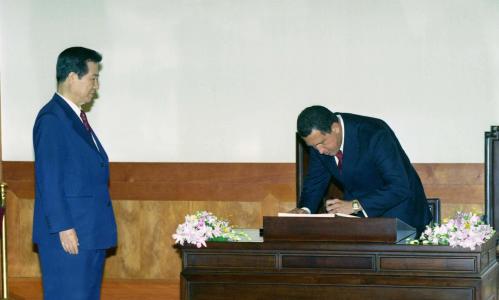 한ㆍ베네수엘라 정상 기념촬영, 서명(김대중 대통령, 휴고 라파엘 차베스 대통령) 이미지