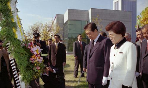 김대중 대통령 `99 학생의 날, 학생독립운동 70주년 행사, 기념탑 헌화 이미지