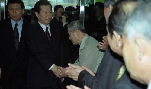 김대중 대통령 한국염색기술연구소 방문 이미지