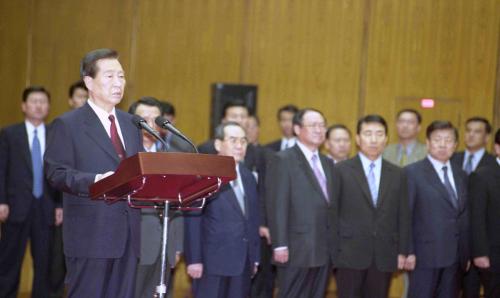 김대중 대통령 아시아태평양경제협력기구(APEC) 회의 귀국 보고회 이미지