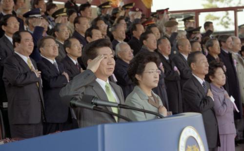 노무현 대통령 제59기 육군사관학교 졸업식 및 임관식 참석(내무반 순시, 기념촬영) 이미지