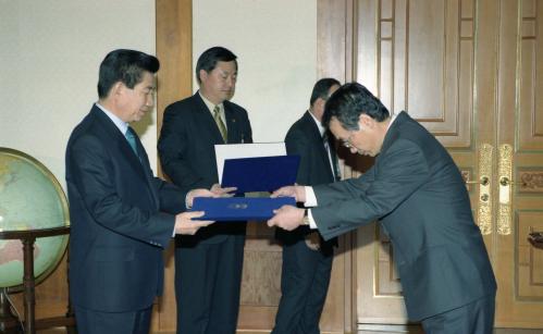 노무현 대통령 이정재 금융감독위원장, 조학국 공정거래위원장 임명장 수여식 이미지