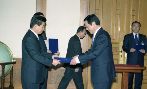 노무현 대통령 이용섭 국세청장, 이종석 국가안전보장회의(NSC) 사무차장 임명장 수여식 이미지