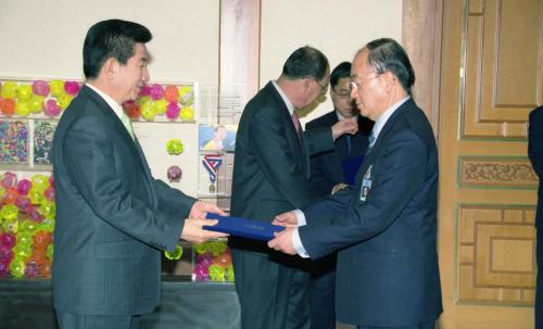 노무현 대통령 김우식 비서실장, 박정규 민정수석비서관, 고령화 및 미래사회위원회 김용익 위원장 임명장 수여식 이미지