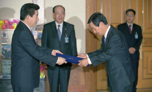 노무현 대통령 환경부 장관 임명장 수여식(곽결호 환경부장관) 이미지