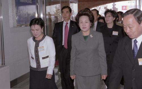 권양숙 여사 용덕중ㆍ관광정보고등학교 개교행사 참석 이미지