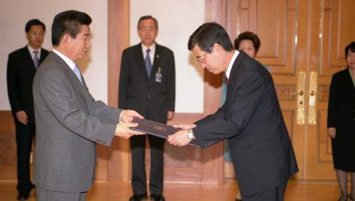 노무현 대통령 경제협력개발기구(OECD) 권오규 대사 임명장 수여 이미지