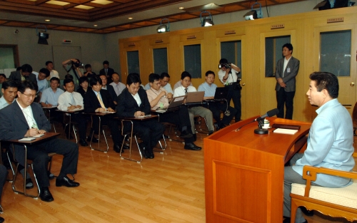 노무현 대통령 기자실 방문 간담회 이미지