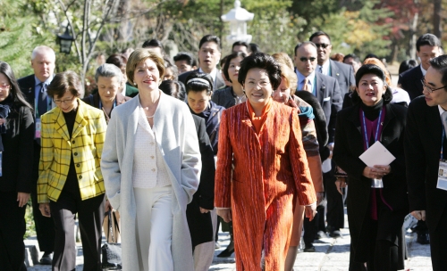 권양숙여사 각국 퍼스트 레이디와 범어사 방문 이미지