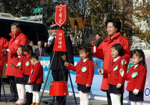 노무현 대통령 부인 권양숙여사 구세군 자선냄비 시종식 참석 이미지