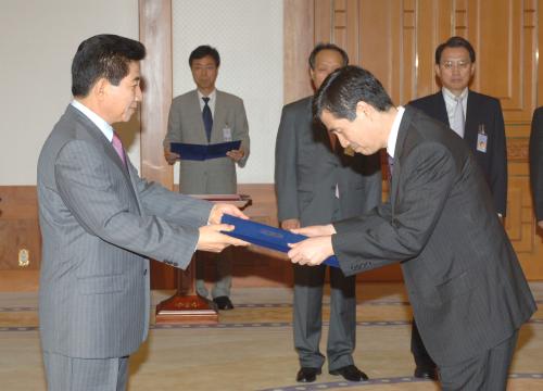 노무현 대통령 임명장 수여식-권오규 경제부총리,전군표 국세청장 이미지