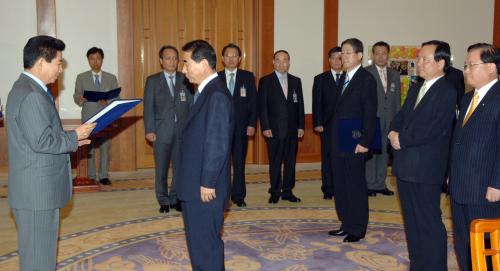 노무현 대통령 임명장 수여식-김희옥,김중대,민형기,목영준,이동흡 헌법재판관 이미지