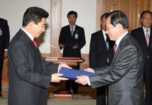 노무현 대통령 임명장 수여식-김호열 중앙선거관리위원 이미지