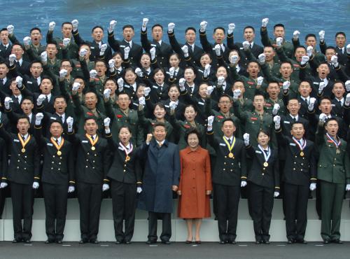 노무현 대통령 제61기 해군사관학교 졸업 및 임관식 이미지