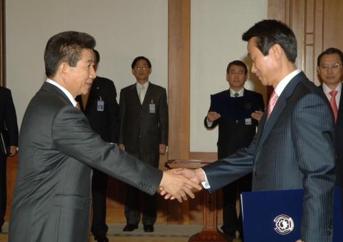 노무현 대통령 문재인 비서실장, 염상국 경호실장 임명장수여식 이미지