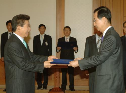 노무현 대통령 한덕수 신임 국무총리 임명장 수여 이미지