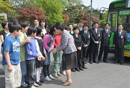 김윤옥여사 청와대행 버스 시승 이미지