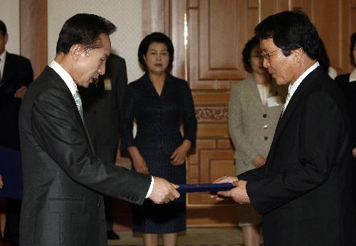 이명박 대통령 정진곤 수석, 박형준 홍보기획관 임명장 수여식 이미지