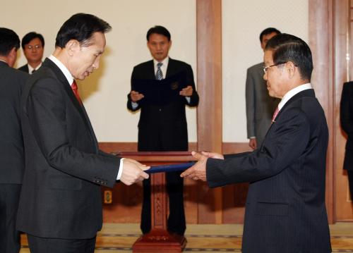 이명박 대통령 유영학 보건복지가족부차관ㆍ권태신 총리실사무차장 임명장수여 이미지