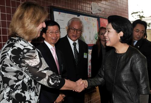 김윤옥 여사 브라질 한국학교 방문 이미지