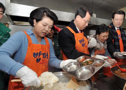 김윤옥 여사 성탄절 무료급식 봉사활동 이미지