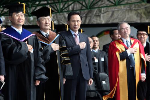 이명박 대통령 2009년 한국과학기술원(KAIST) 학위수여식 이미지