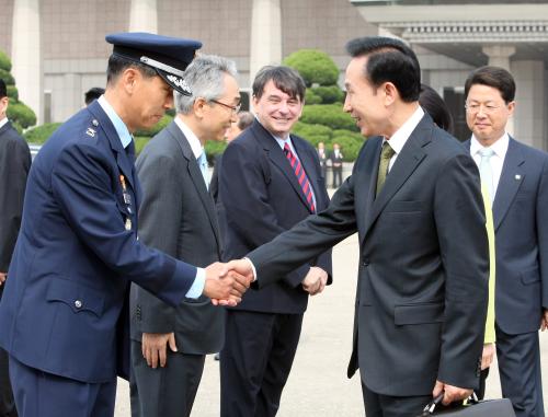 이명박 대통령 서울공항 출발 이미지