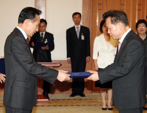 이명박 대통령 임명장 수여식(현병철 인권위원장, 백용호 국세청장, 이인실 통계청장) 이미지