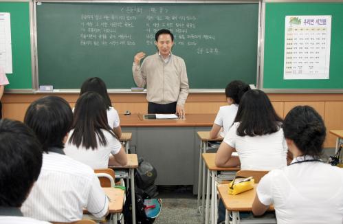 이명박 대통령 농산어촌 기숙형 고등학교 방문 이미지