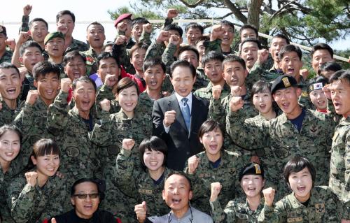 이명박 대통령 제61주년 국군의 날 기념식 이미지