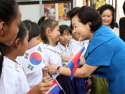 김윤옥여사 프레아 노로돔 초등학교 방문 이미지