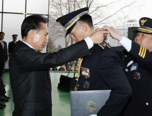 이명박 대통령 신임경찰관 졸업 및 임용식 이미지