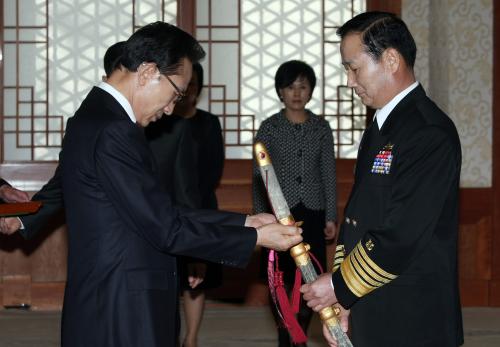 이명박 대통령 해군참모총장 진급 및 보직신고 이미지