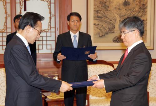 이명박 대통령 김중수 한국은행총재 임명장 수여식 이미지